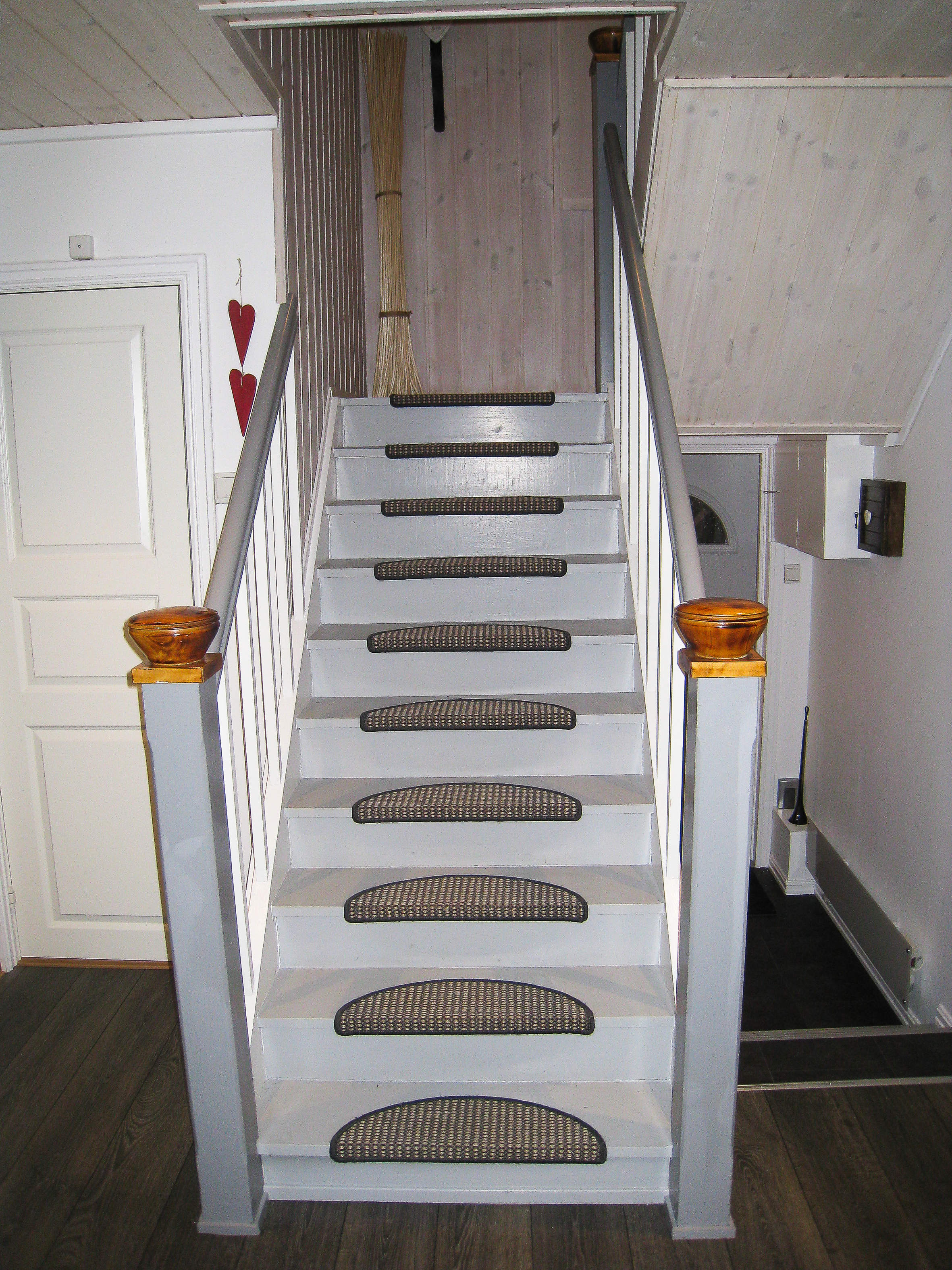 Trappen ble fullstendig fornyet og fremstår nå som lys og innbydende. 