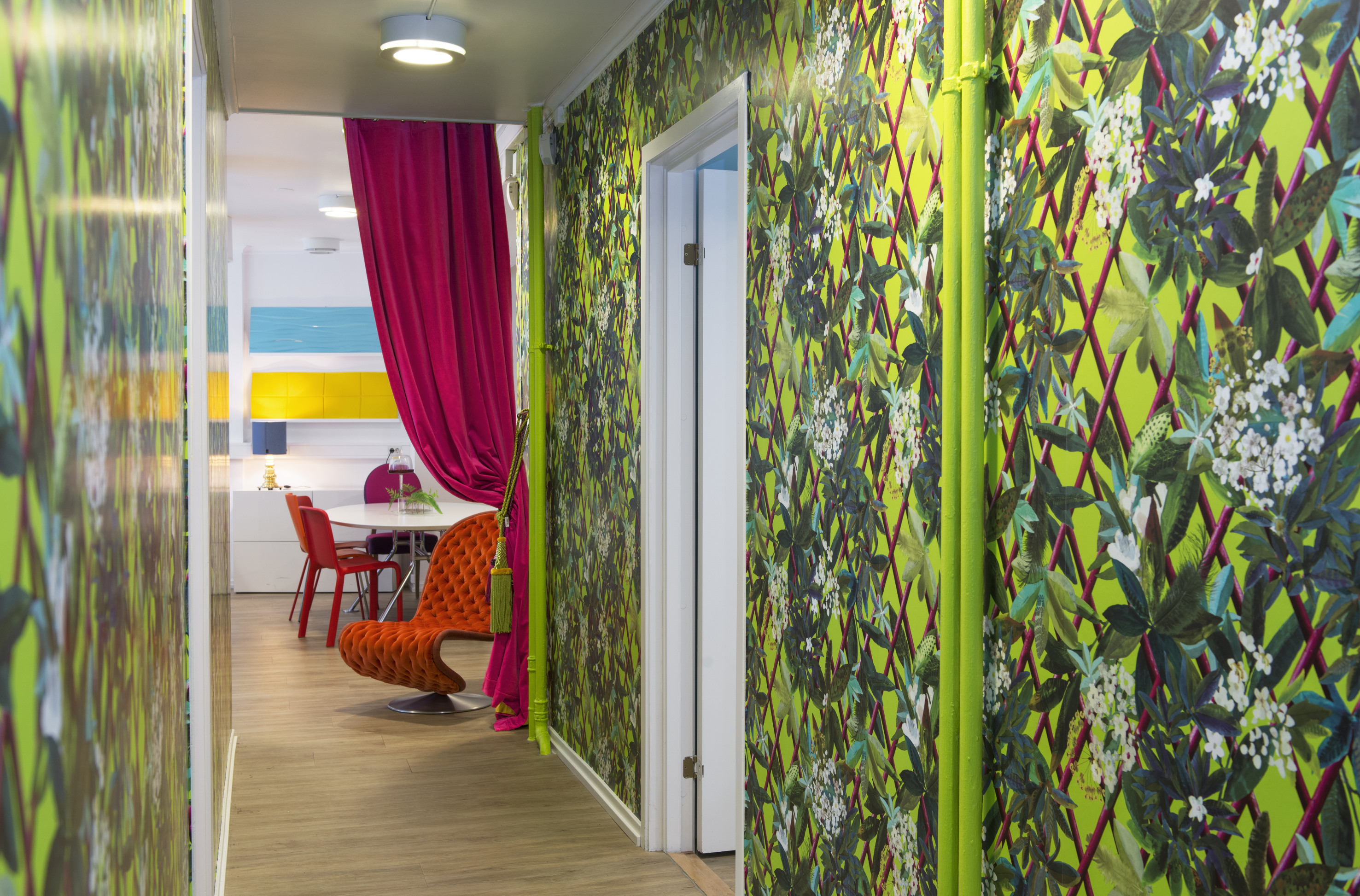 Korridoren utenfor kontorene hos Ramsøskar framstår som en fargerik jungel. De som kommer hit ender ikke opp med hvitt og grått.