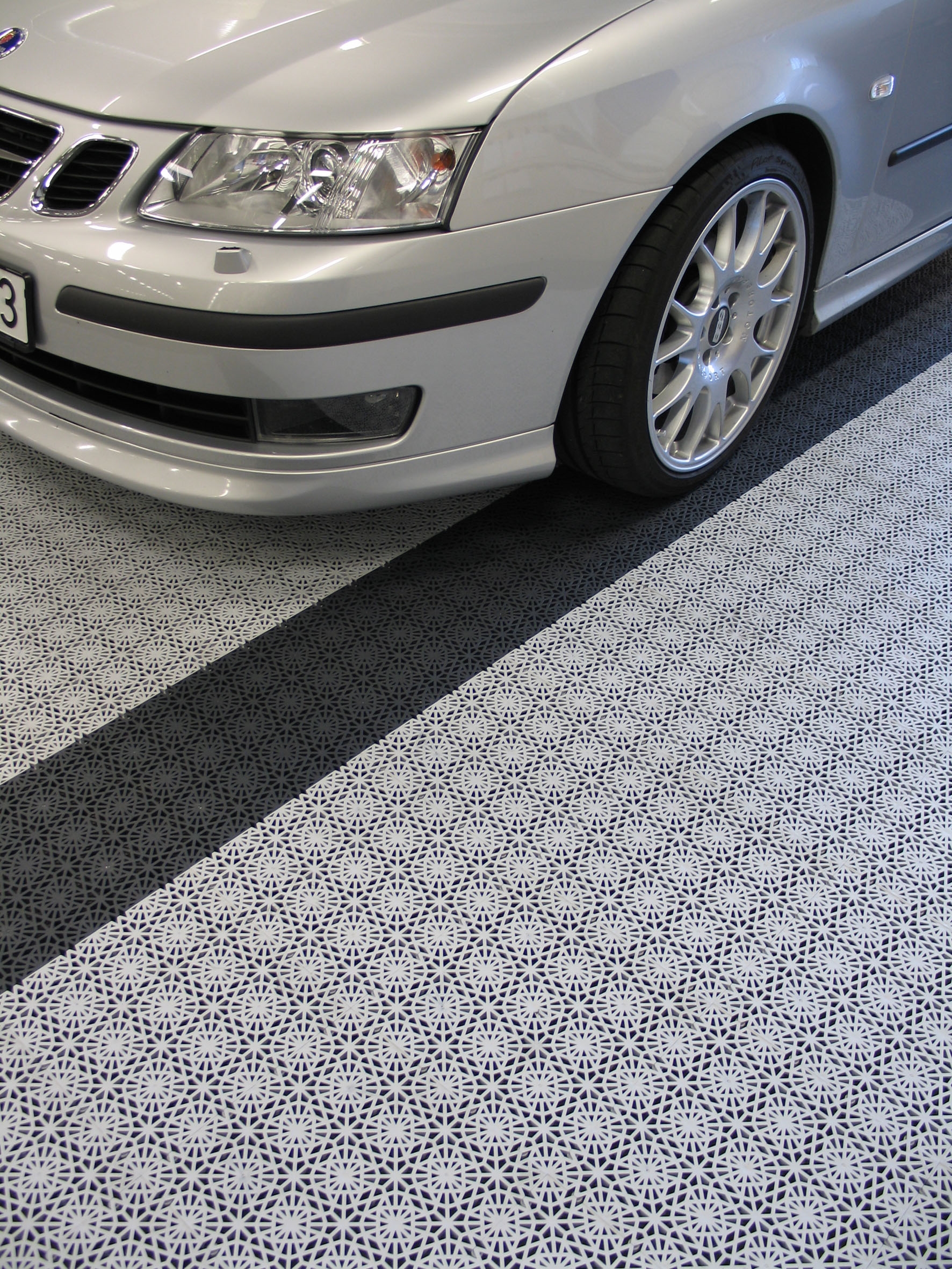 Det er enkelt å legge gulv i garasjen med plastfliser. Klikklåsesystemet gjør det også enkelt å flytte gulvet til andre steder om det trengs. 