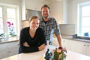 <b>UNGE OG LOVENDE:</b> Lise Beate og Jon Inge Ringsby er moderne bønder. – Vi elsker å pusse opp. Dette huset er vårt livsverk, sier de. (Foto: Robert Walmann/ifi.no)