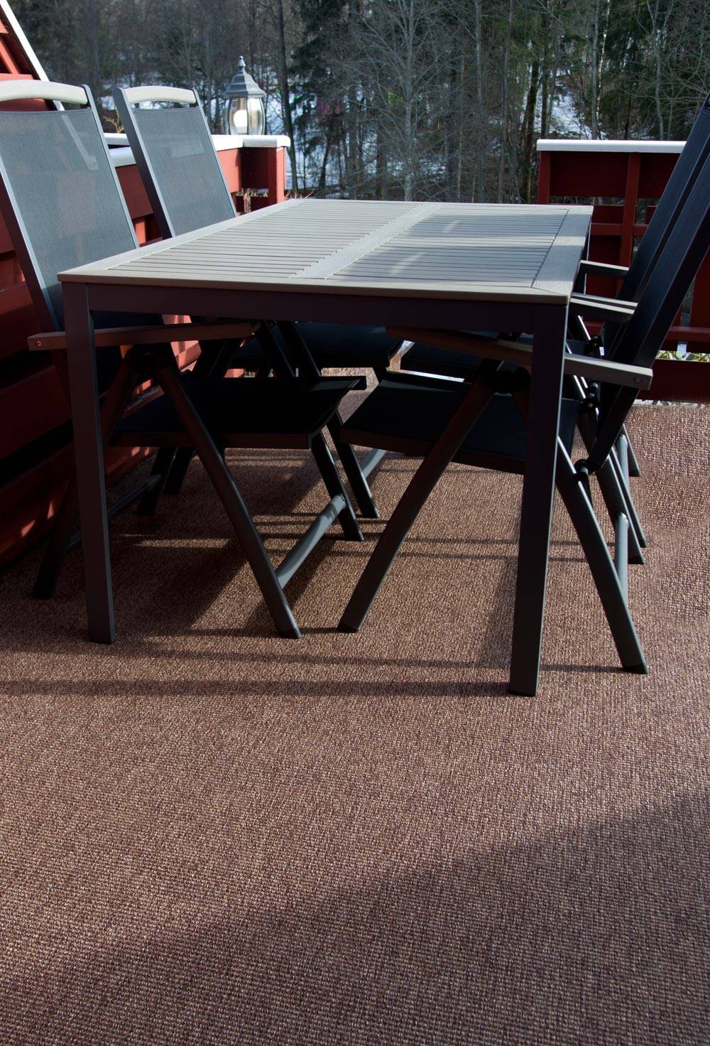 Flatvevde tepper blir mer og mer populært ute. De som er beregnet på utendørsbruk har helt spesielle egenskaper, som gjør at de tåler vann og sol, og tørker raskt. Her er Garda Outdoor fra Teppeabo.