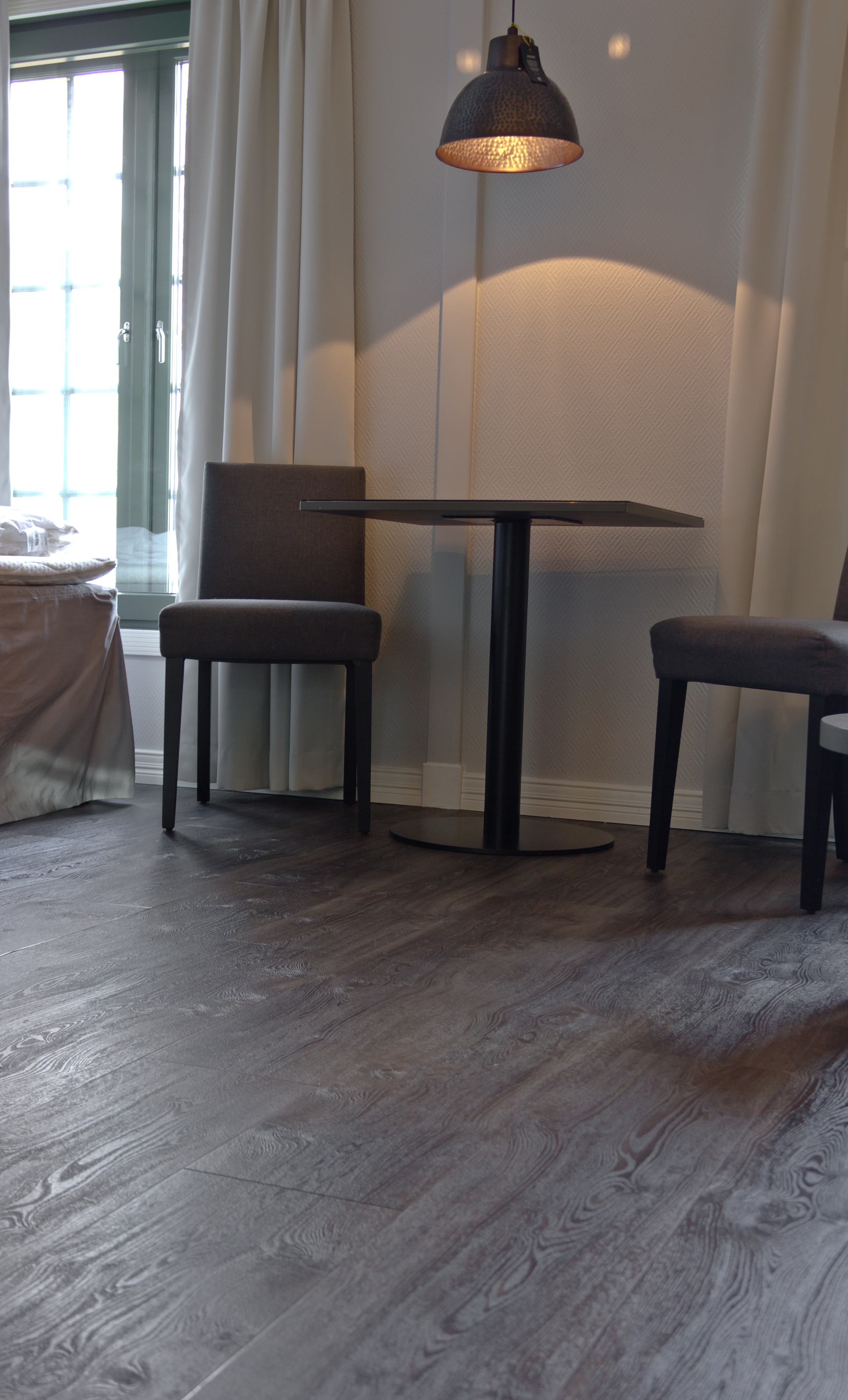 DESIGNGULV/LVT: Ehrenborgs Nordic Flooring ERP 61714-229, en 2,5 millimeter tykk LVT, er lagt i leilighetene. Under designgulvet ligger et akustikkunderlag fra Uzin. 