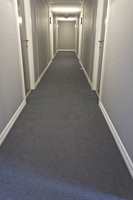 <b> TEPPEGANG: </b> Korridorene er teppebelagt, og det bidrar til å dempe lyder fra naboene.  