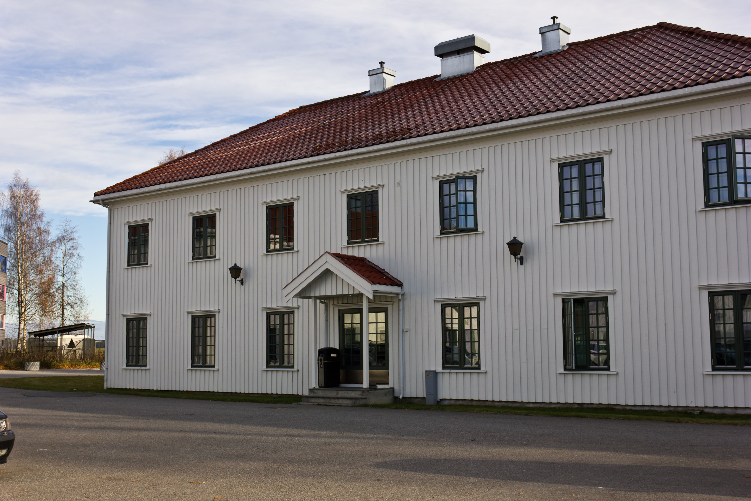 TUN: Eiendommene ligger landlig til, rundt tun med store grøntarealer og fellesområder. 