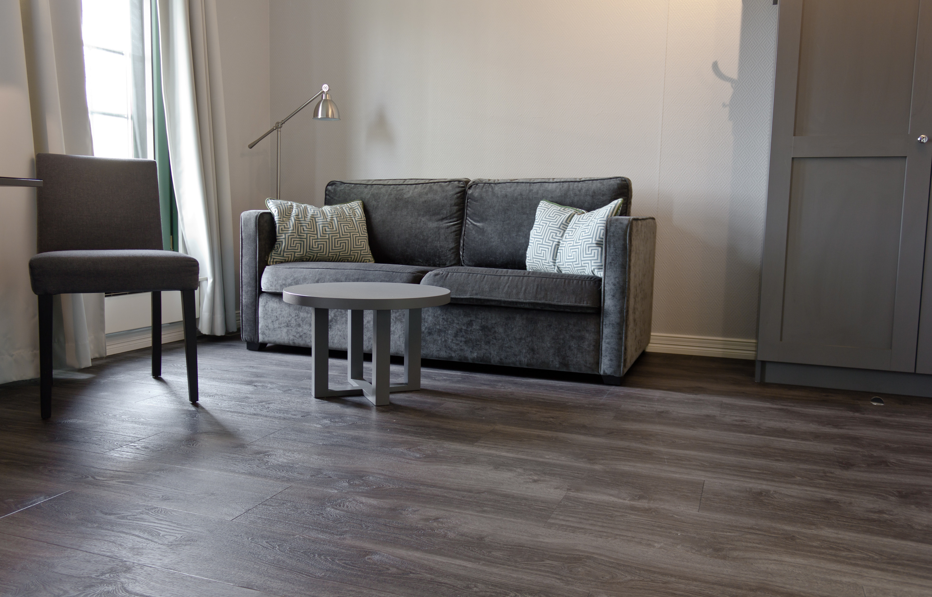 FLERE ETAPPER:Oppussingen av Gardermoen Apartments har pågått ett års tid, og flere ulike gulvmaterialer er brukt.