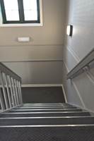 <b>STØYDEMPER: </b>I trapper og korridorer ligger vegg-til-vegg-teppe fra Hammer Carpets/ Ehrenborg: Graphic Ritz, som er et tuftet vegg-tilvegg- teppe med garnvekt 1350g/m2. Valgt farge heter 252-14.