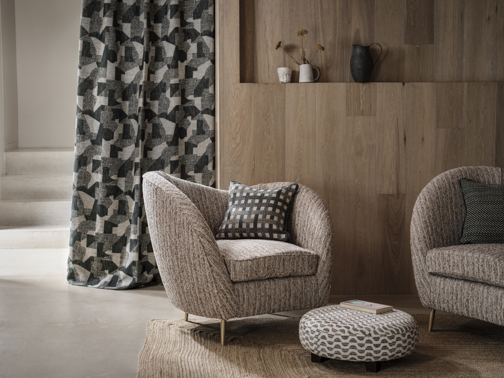 Gardiner med geometrisk mønster i grått og beige