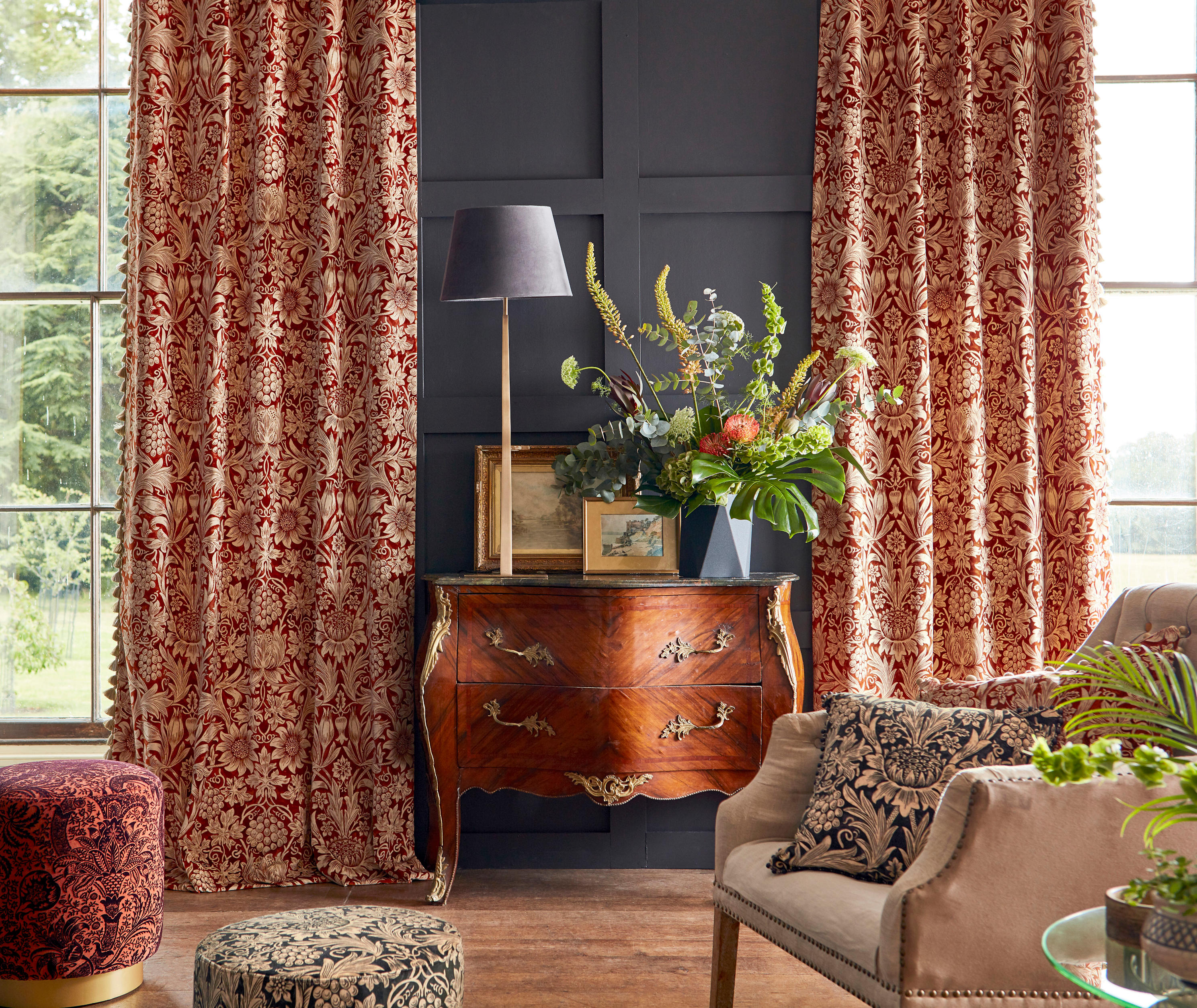 Røde velur-gardiner med mønster fra Morris
