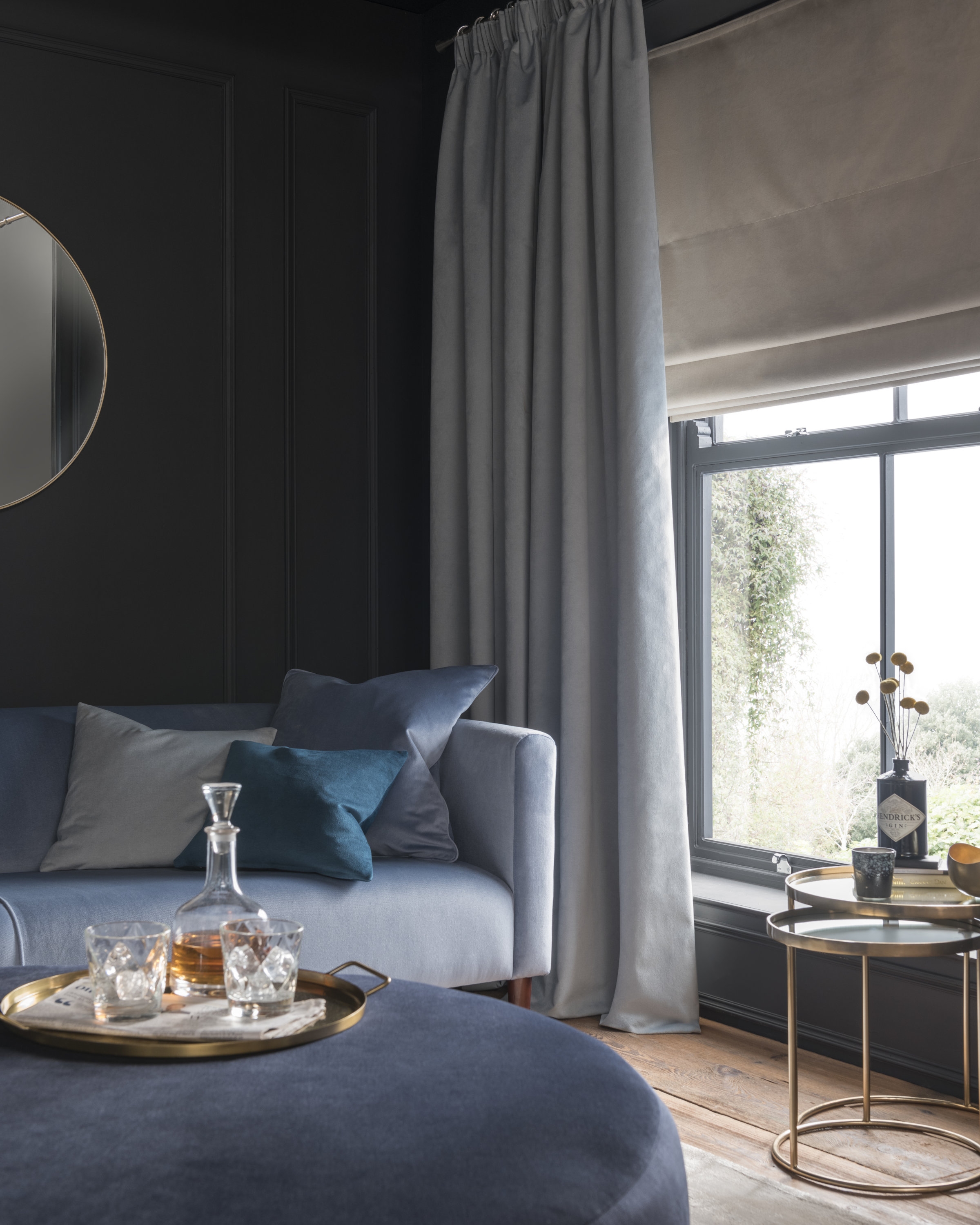 H&Oslash;YT UNDER TAKET: Sett gardinstangen h&oslash;yt opp under taket. La s&aring; stoffet subbe i gulvet.&nbsp;Volumi&oslash;se gardinh&oslash;yder gir b&aring;de en f&oslash;lelse av luksus og gj&oslash;r at stoffet henger pent.&nbsp;