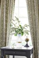 <b>HYGGELIGERE:</b> Med gardiner i stua blir det rett og slett hyggeligere å være rommet, mener ekspertene. (Foto: Green Apple)