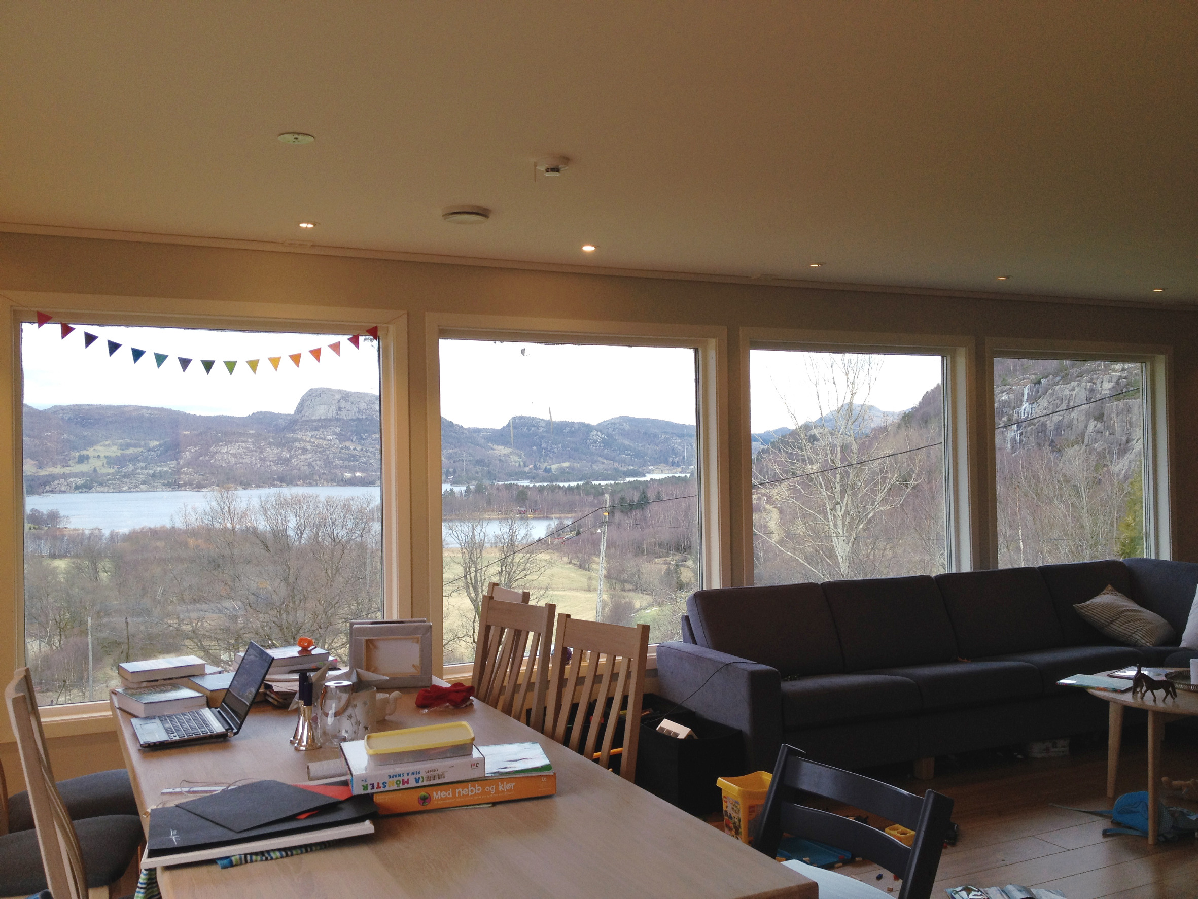 Hvordan skal jeg henge gardinene?