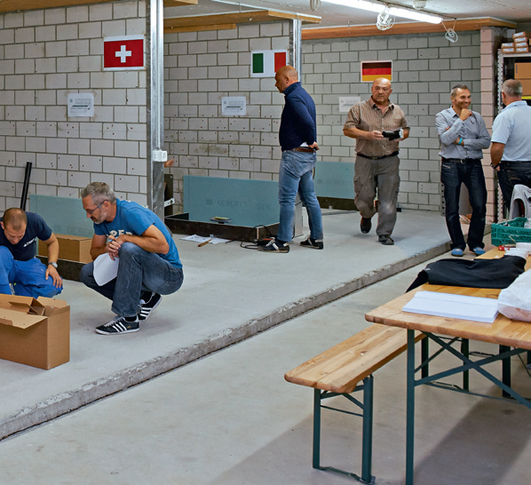 Geberit er opptatt av å inkludere markedet i produksjonsprosessen. Her tester håndverkere om Geberit CleanLine gulvrenne holder mål.