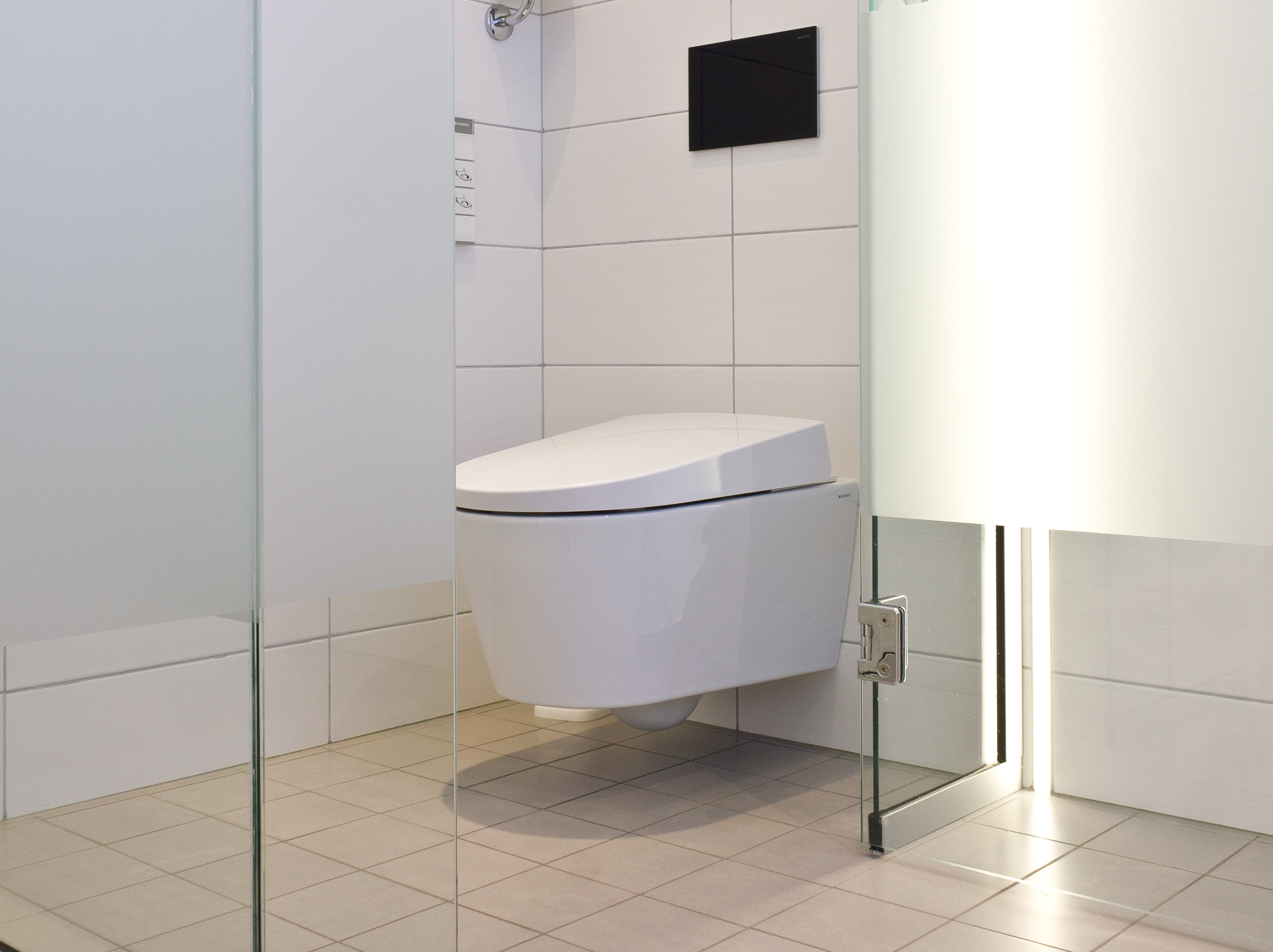 LUKSUS PÅ DO: Toalettenes «Rolls Royce» er et dusjtoalett fra Geberit. Det finnes på Olavsgaard hotell utenfor Oslo. Her kan du sette deg ned og la dusjen gjøre deg ren. (Foto: Mari Rosenberg/ifi.no)