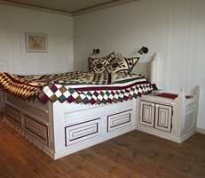 Soverom 3 - bruk av gulvolje tilsatt pigmener og bevisst fargesetting av seng og tekstiler.
