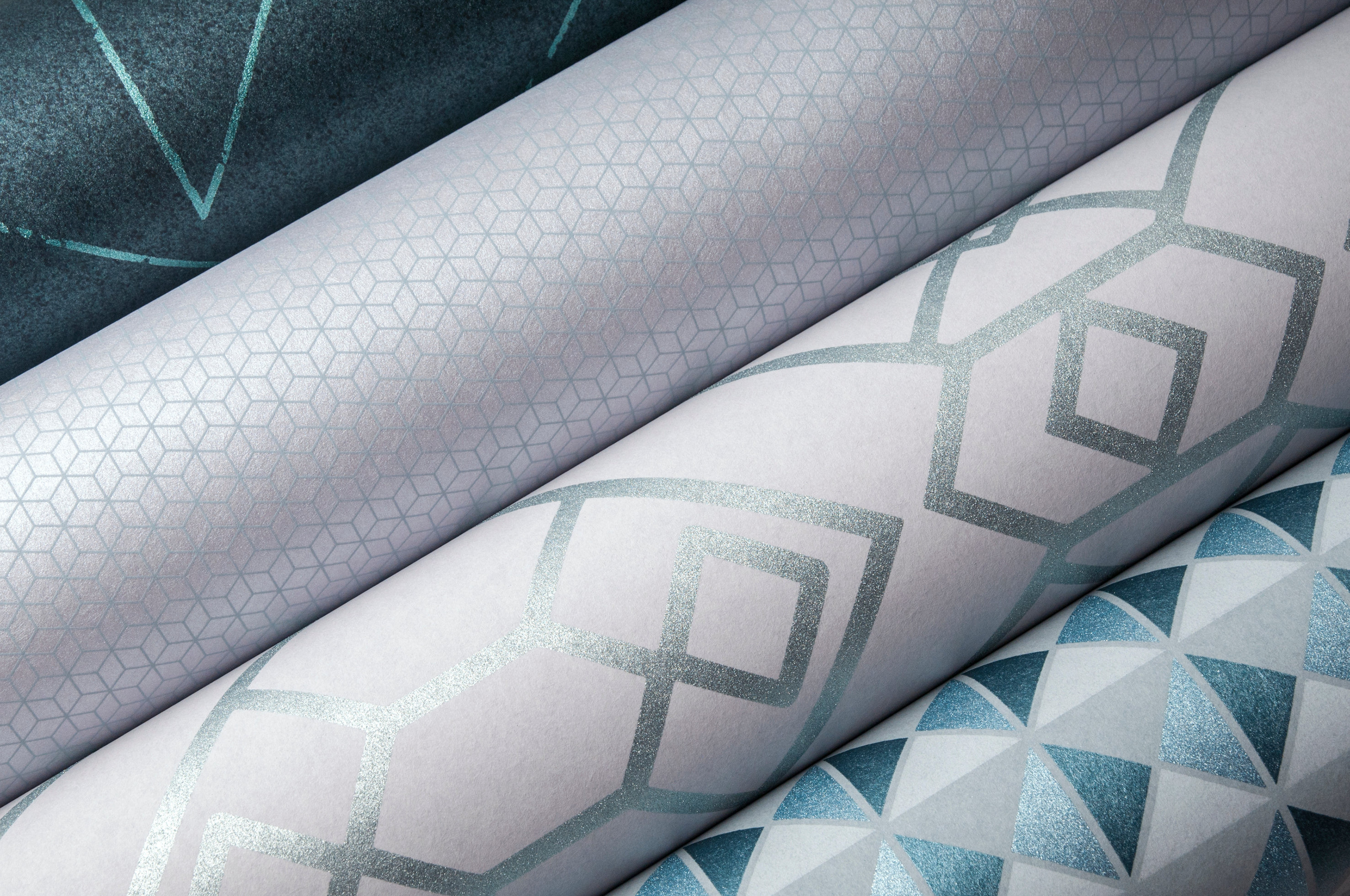 M&Oslash;NSTER: Geometriske m&oslash;nster p&aring; lys bakgrunn med litt skinnende overflate gir disse tapetene fra Borge et elegant og moderne uttrykk. (Foto: Borge)