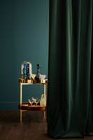 <b>GÅ HELE VEIEN:</b> Ikke vær redd for å kombinere mørkt med mørkt. Mørkt gulv og mørke tekstiler mot en mørkmalt vegg skaper dybde og gir en lun og behagelig atmosfære. Veggfarge: Gentleman's Room fra Flügger. (Foto: Flügger)