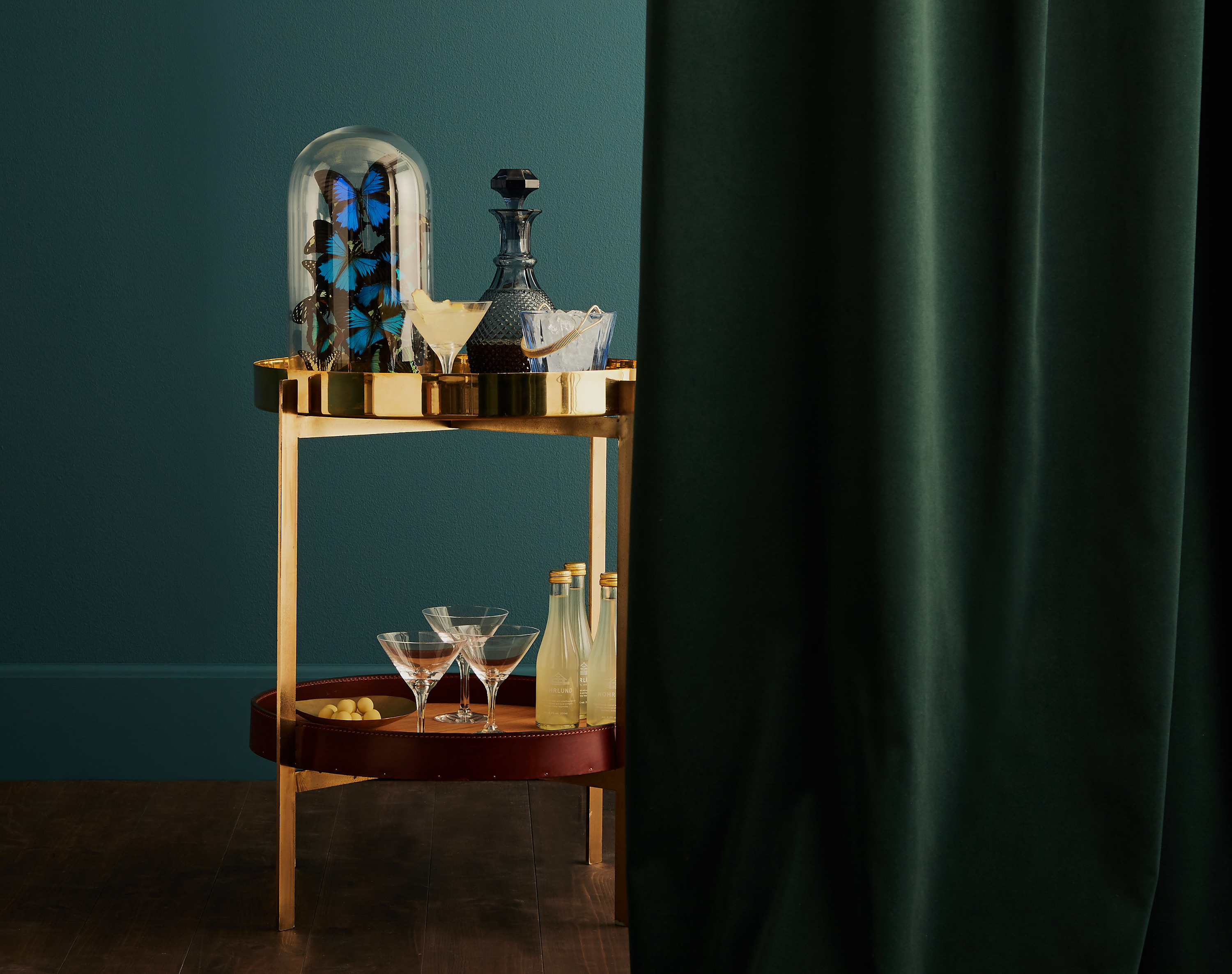 MATT OG BLANKT: Her er det tydelig at atmosfæren ikke skapes av fargen alene, men i et fint samspill av farger og materialer med ulik tekstur. Veggen er malt med Gentlemans Room IN-774 fra Flugger.