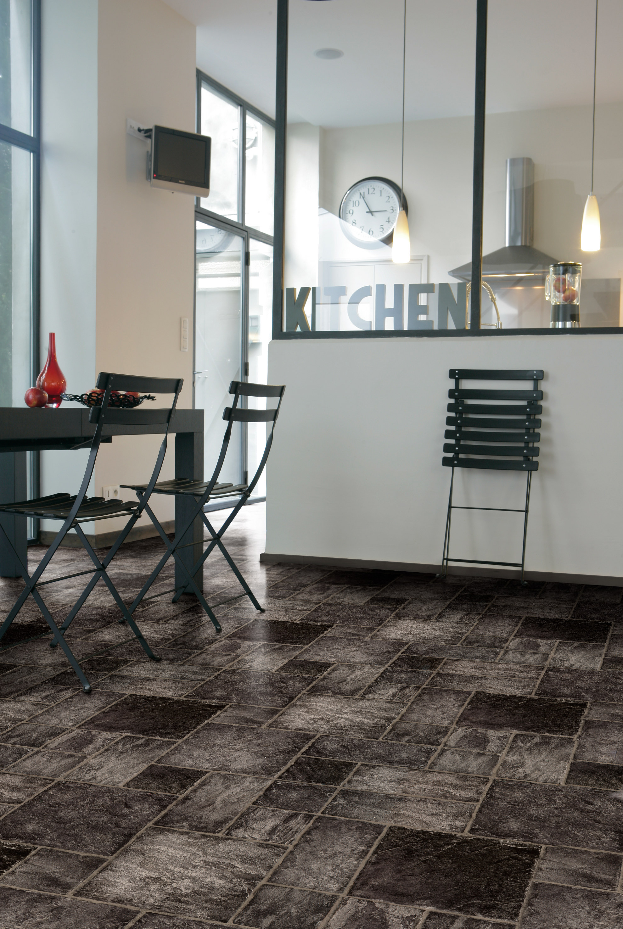 Vinylbelegget er ekstremt slitesterkt og enkelt å rengjøre og vedlikeholde. Med et minimum av skjøter blir det nesten bare slette flater å vaske av. På denne måten holder belegget seg rent og pent i mange år fremover.