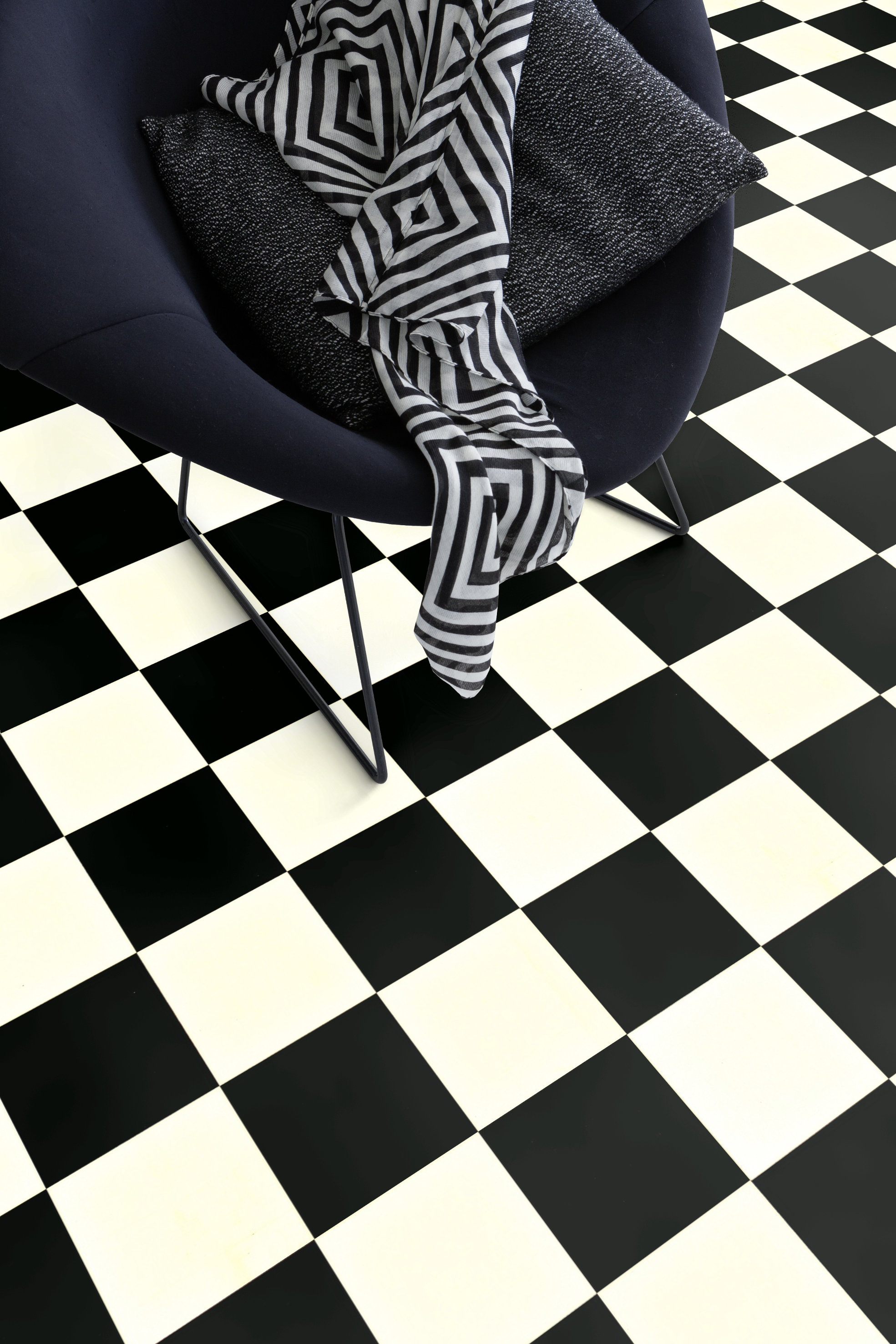 KLASSIKER: Sort-hvitt er en klassisk base i en palett med rene farger. Ønsker du sjakkrutet gulv har du flere muligheter: Fliser, maling eller som her: vinyl. Denne kvaliteten fra Gerflor kan også brukes på badet. (Foto: Gerflor)