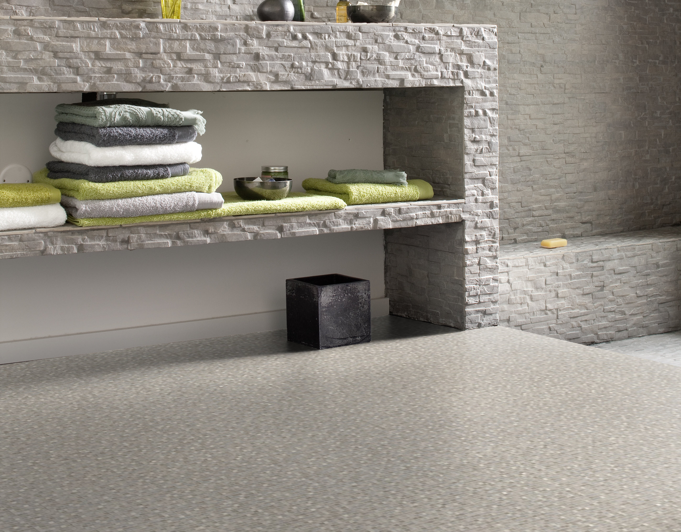 Tre meter brede våtromsbelegg trenger ofte ikke å skjøtes, hvilket gir ett tett gulv.