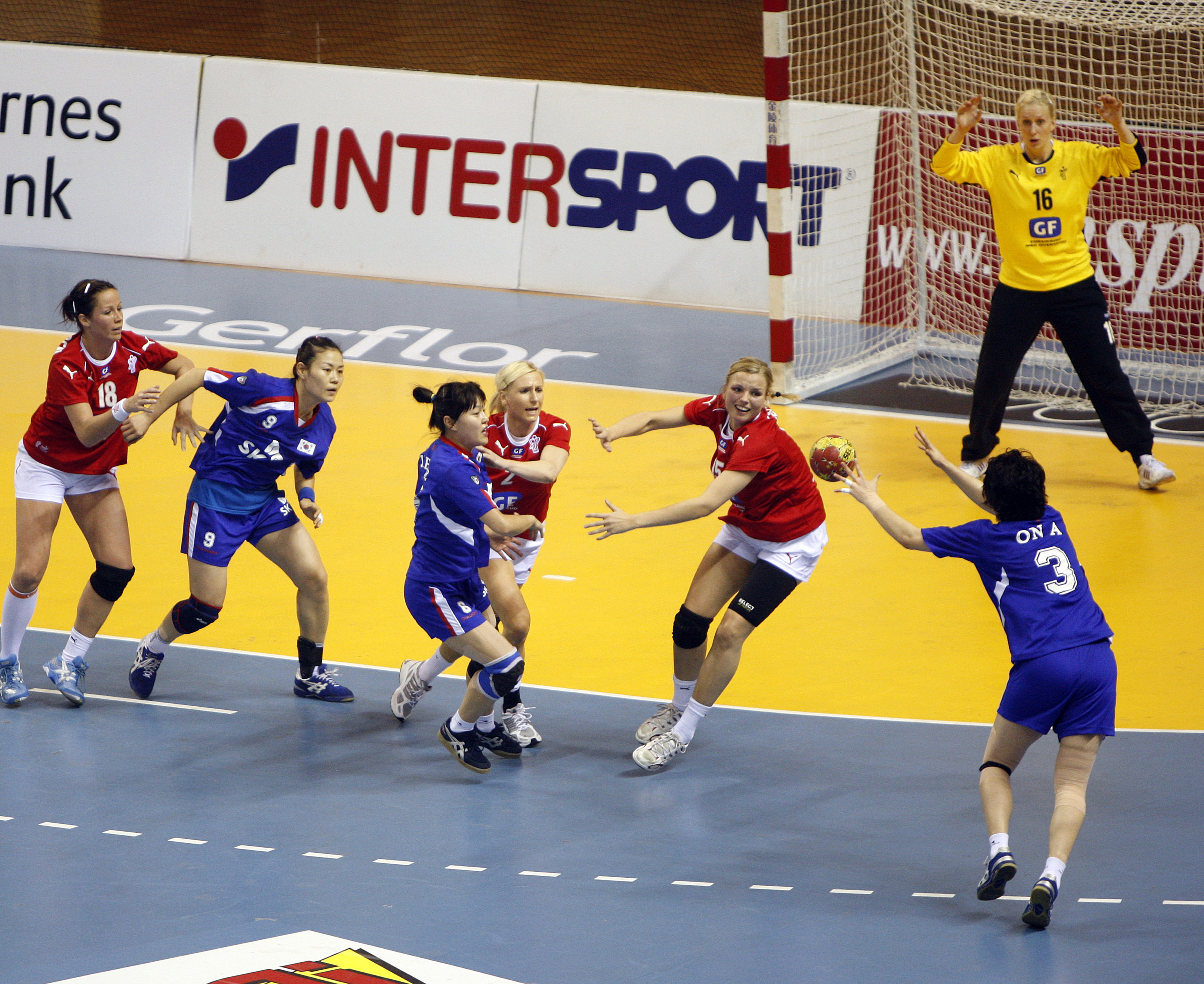 God håndball på godt gulv