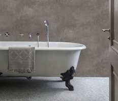 RØFT: Med våtromstapet med betonglook kan du få et tøft og industrielt utseende på badet.