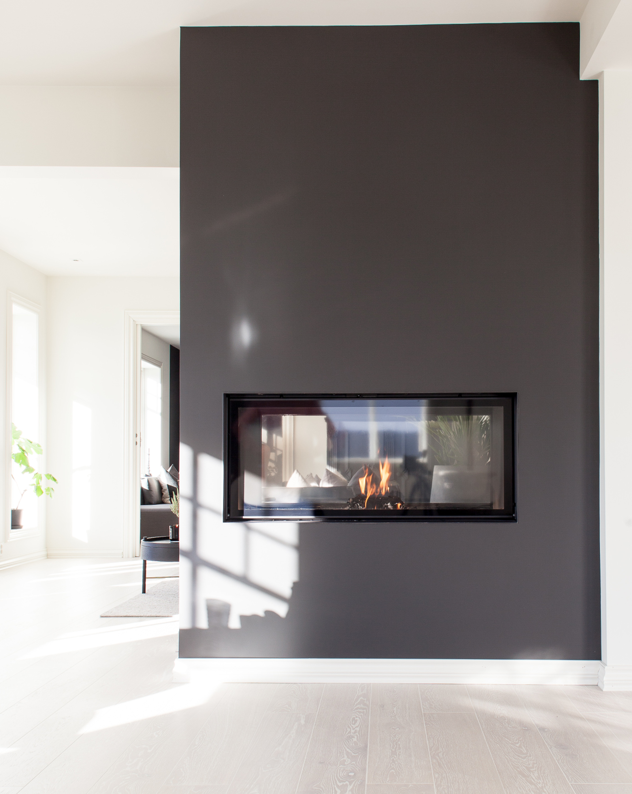 Mørk peisvegg