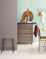 <b>TON-I-TON</b>Kjøkkenskuffer og -skap, stol og vegg i farger som ligger veldig nær hverandre. (Foto: Butinox Interiør)