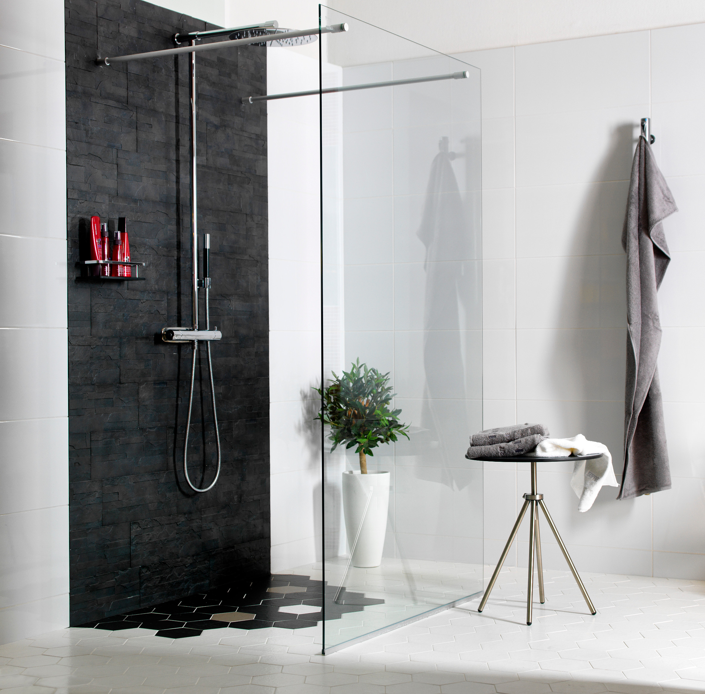 Vi vil ha store dusjhoder og steiner på veggen. Her er 