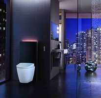 Med lys opp langs veggen og dusjtoalett, er Geberit sine toaletter og toalettmoduler perfekte i det moderne baderommet. Her ser vi Geberit AquaClean Sela og Geberit Monolith Plus. 