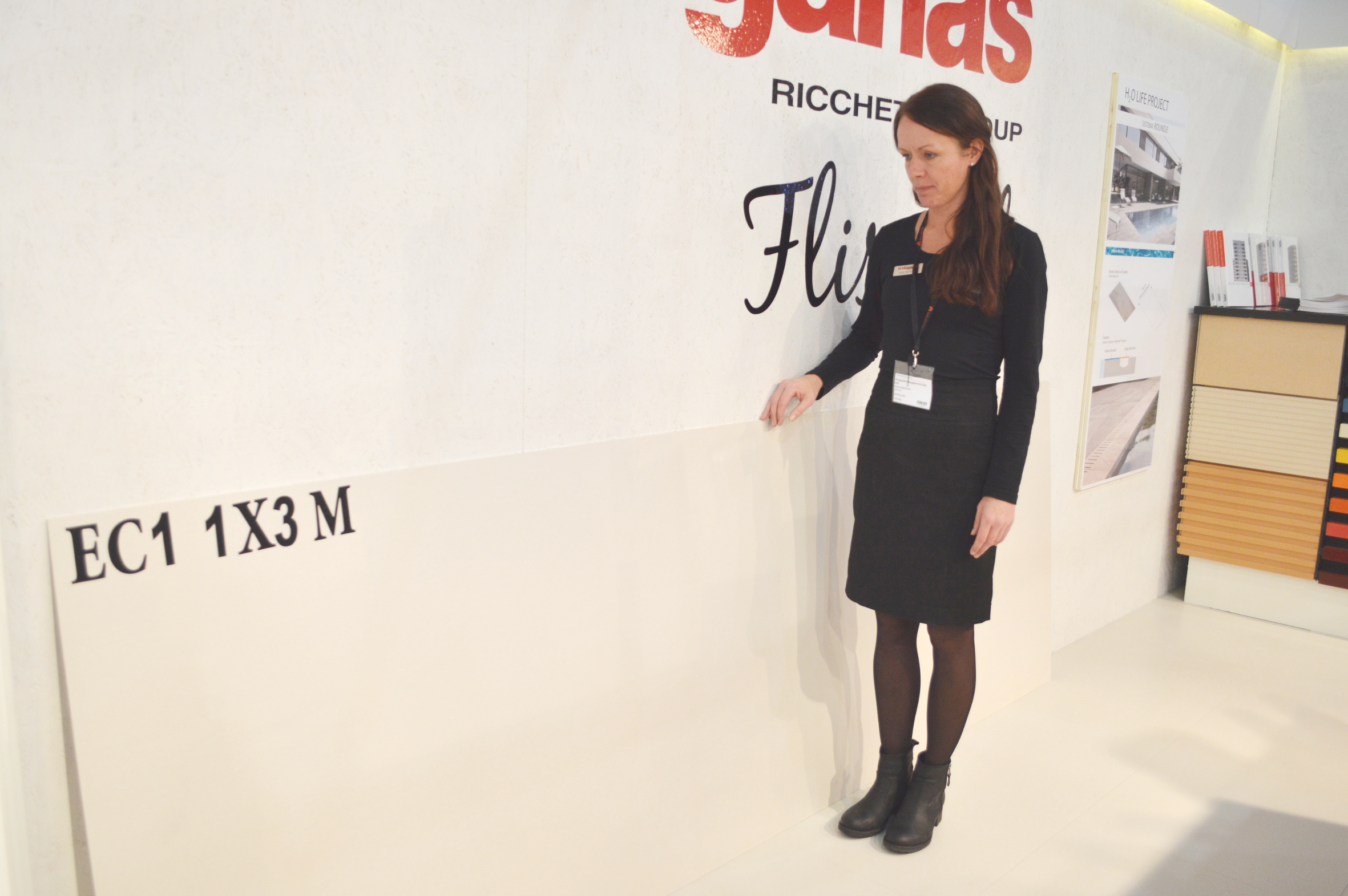 Hege Björklund i Höganäs viser fram deres største flis. 1 x 3 meter.