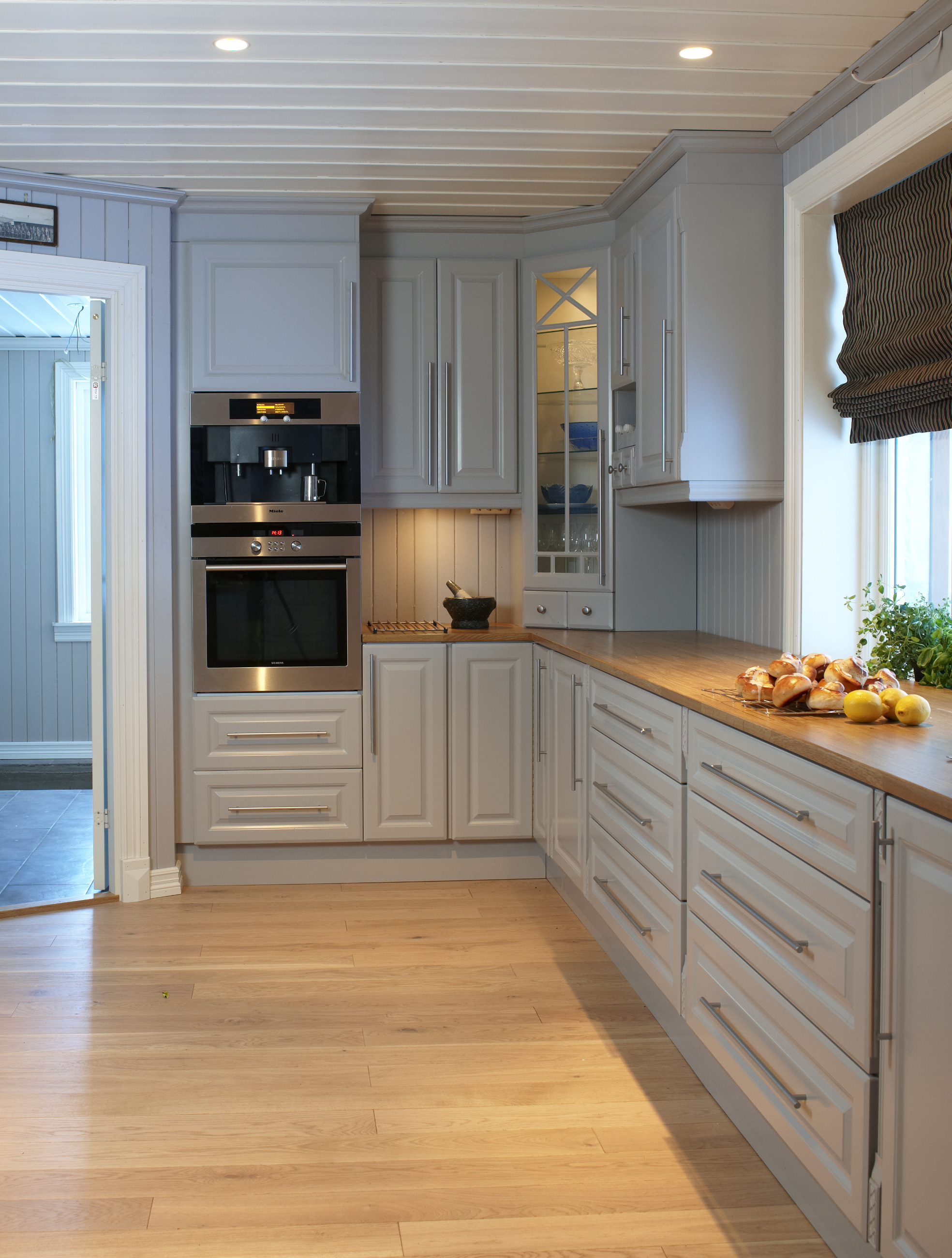 Gulvet som ble valgt er et hvitoljet eikegulv, som i praksis har en svak gråtone som passer godt til de andre fargene i rommet. Når alle de andre flatene var malt, ble det dessuten pent med en trestruktur på gulvet.