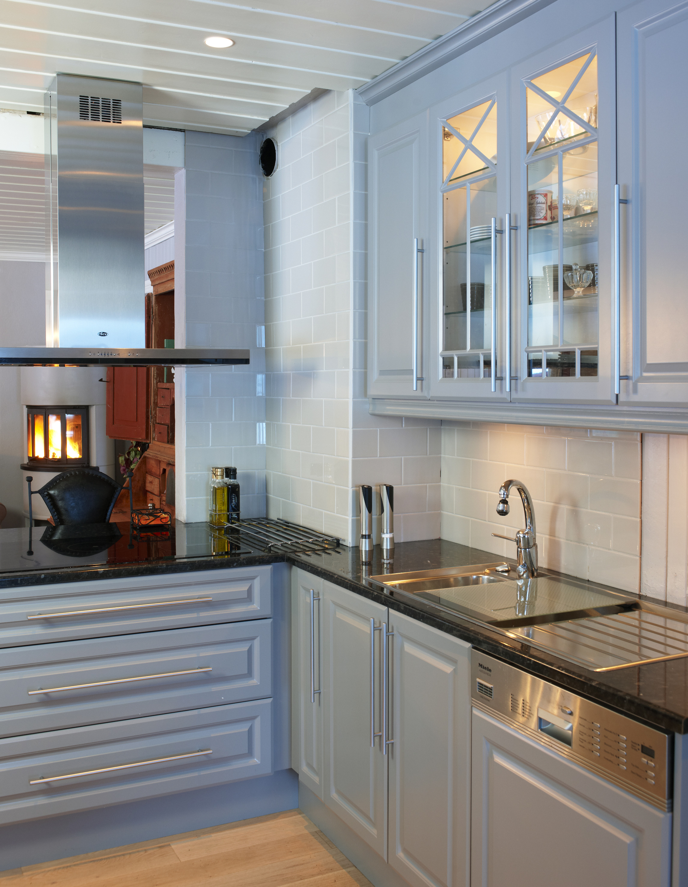 Sorte benker tilfører tyngde mot den lyse innredningen. 