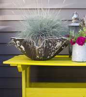 GULT ER KULT: Et gult bord lyser opp utemiljøet. (Foto: Trine Midtsem/ifi.no)