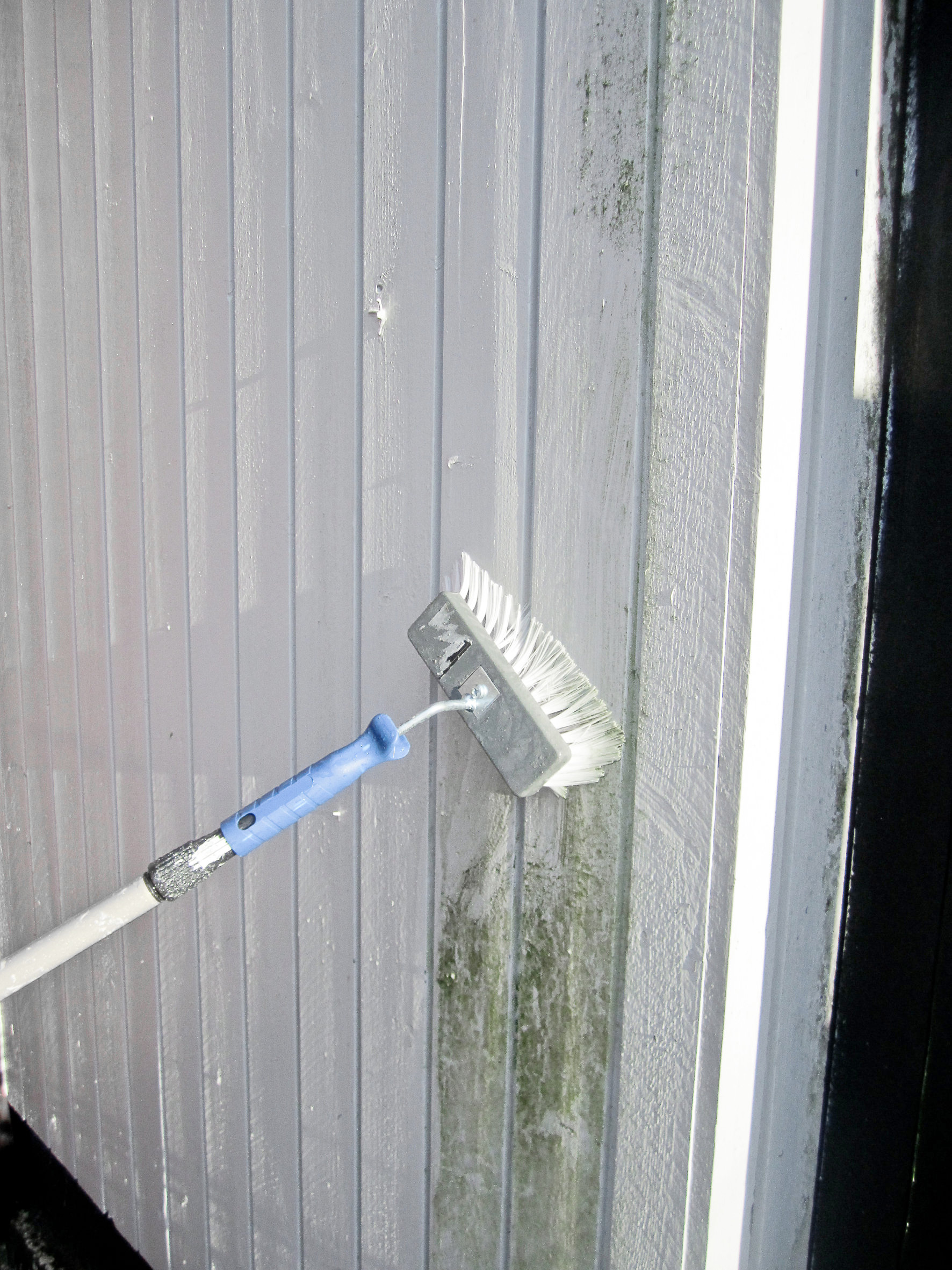 I stedet for å kjede deg i regnvær eller overskyet vær. Ta frem vaskekosten!