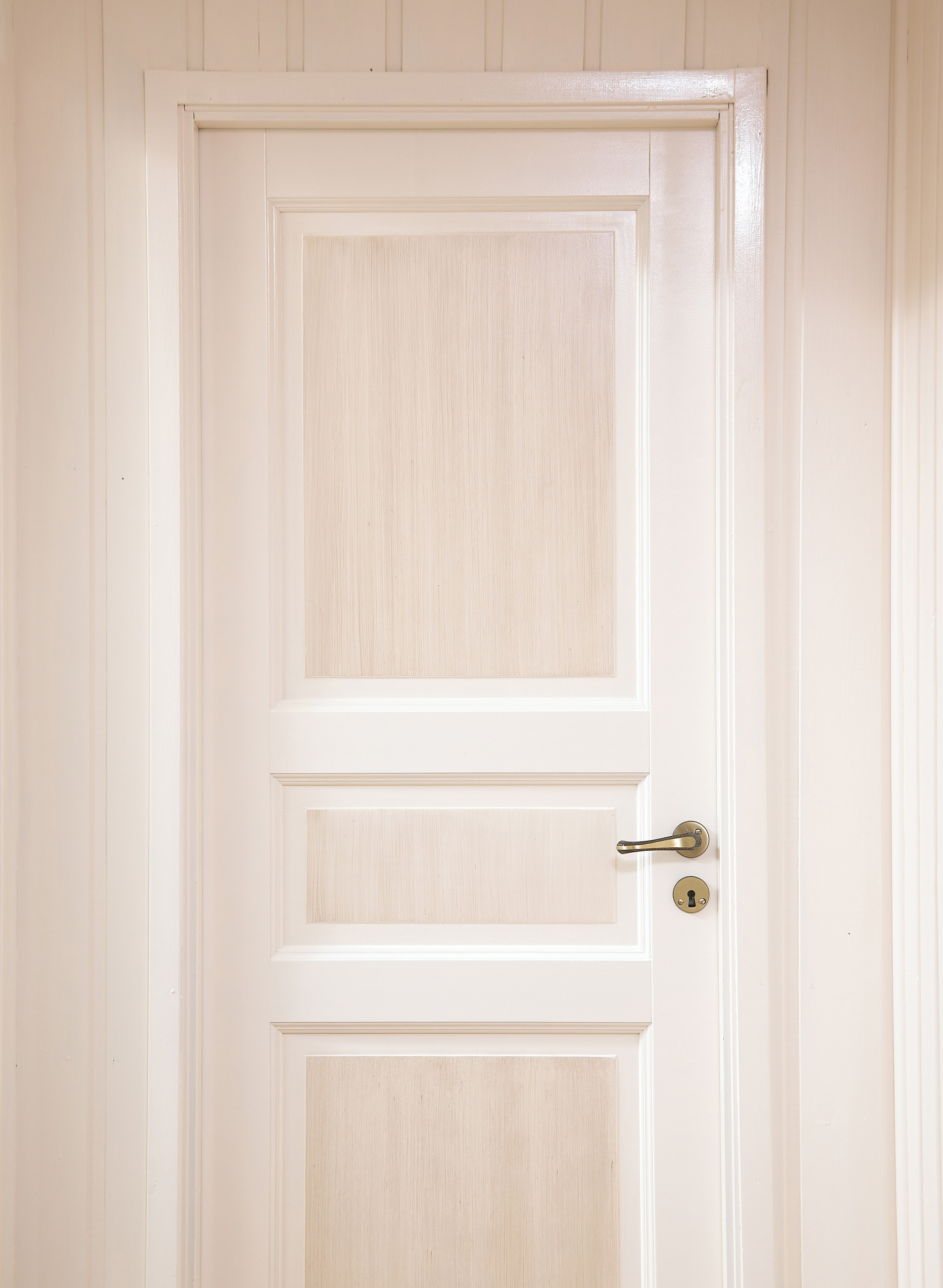 På dette veggpanelet og i taket er det brukt glans 10 (silkematt), på dørbladet og karmen glans 40 (halvblank).