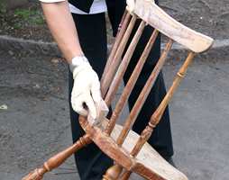 Stolen slipes deretter med slipepapir eller slipepad, som vist på bildet. Slip så du får en jevn og fin overflate. Støvsug eller tørk av støvet.