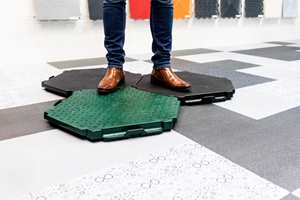 <b>MOBILT:</b> Emil Lindèn hos Bergo Flooring er i Tyskland for å vise frem sitt mobile plastgulv. – Dette kan legges over alt, sier han. 