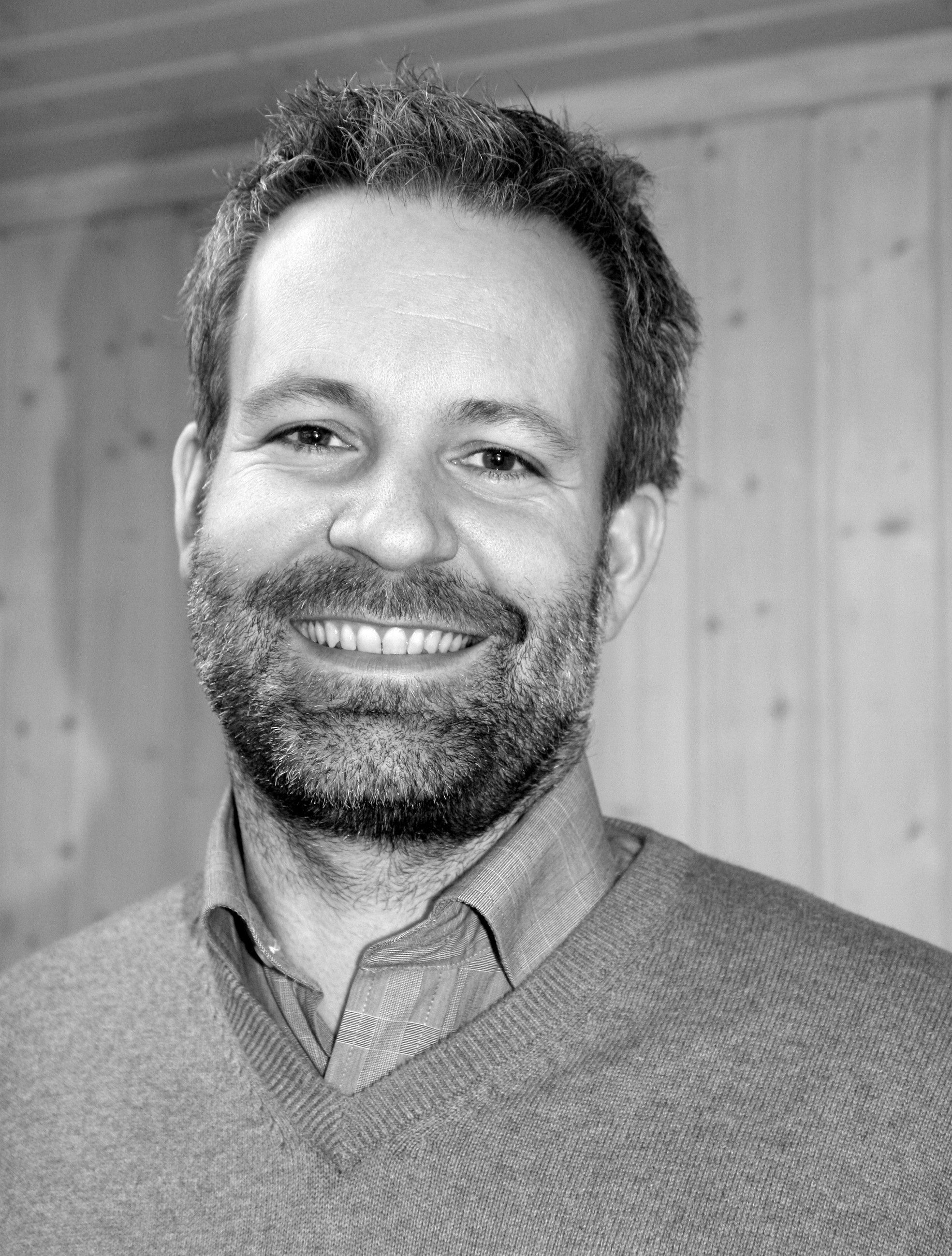 GODE RÅD: – Det er lett å få flekker på en benkeplate i tre. Unngå vannsøl, varme kjeler og våt hermetikk, sier Audun Klauseie hos Alanor.