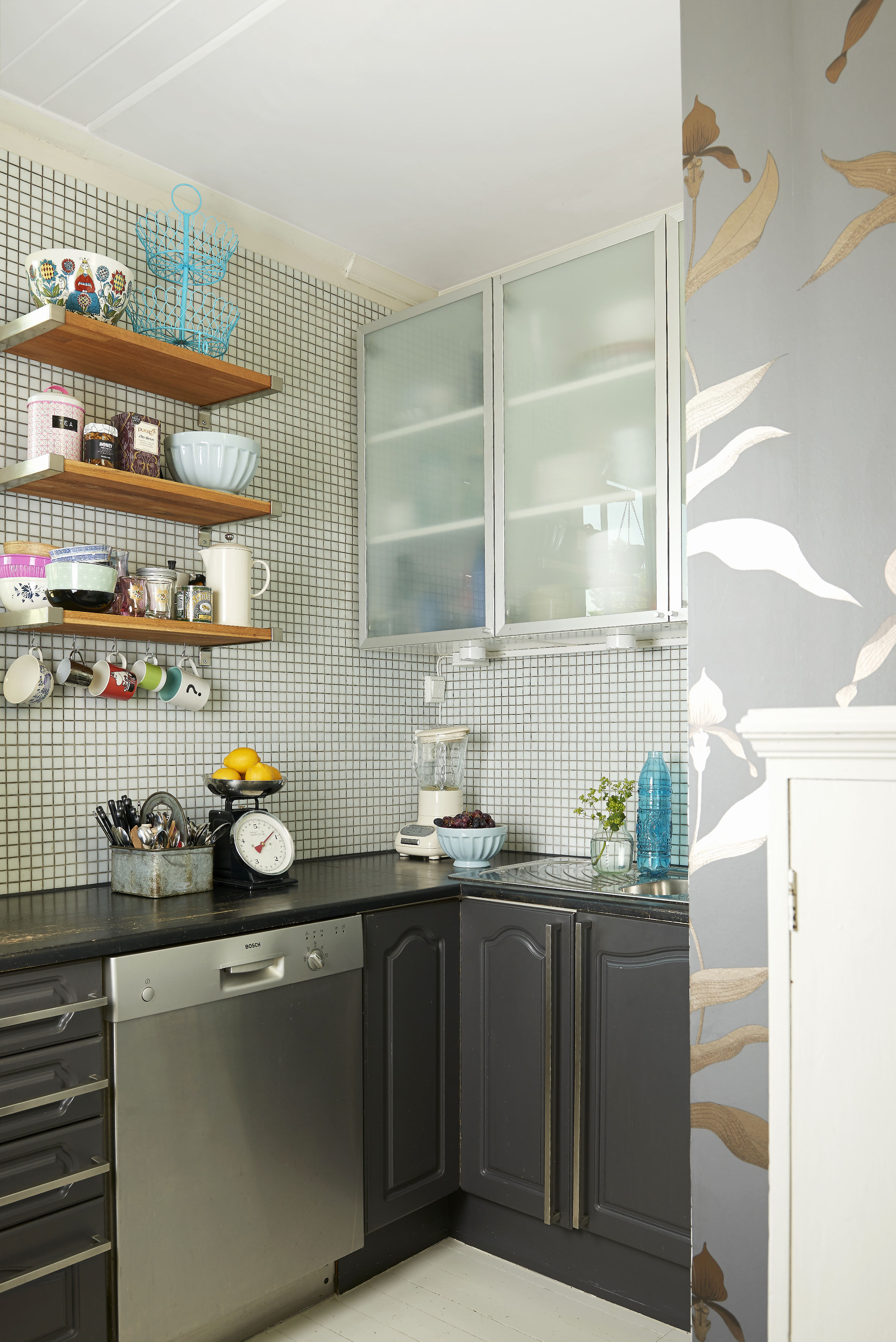 Flisene skaper et spennende uttrykk og danner en fin bakgrunn. 