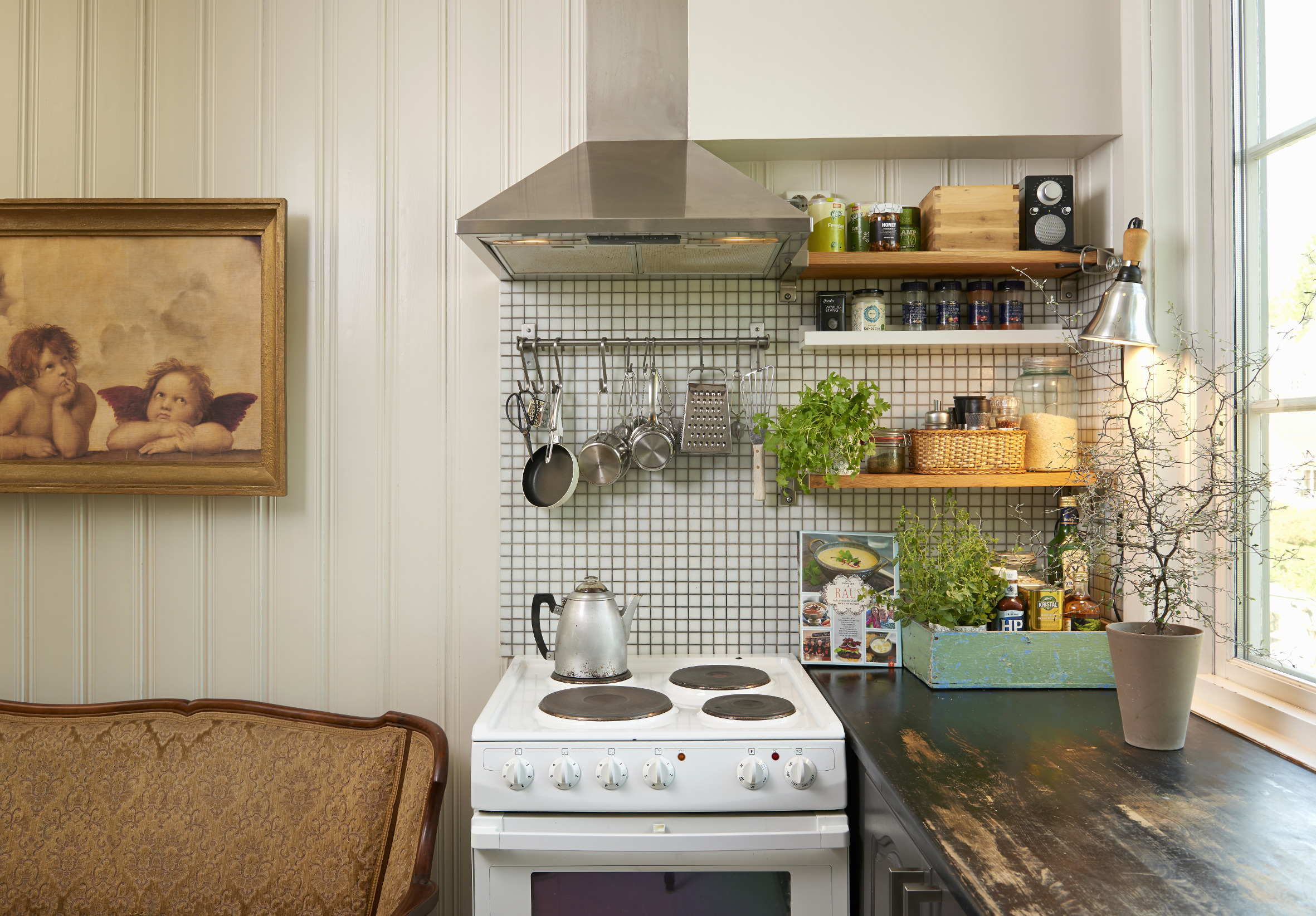 Her fungerer rutene nærmest som en sonedeler og samler kjøkkenkroken.