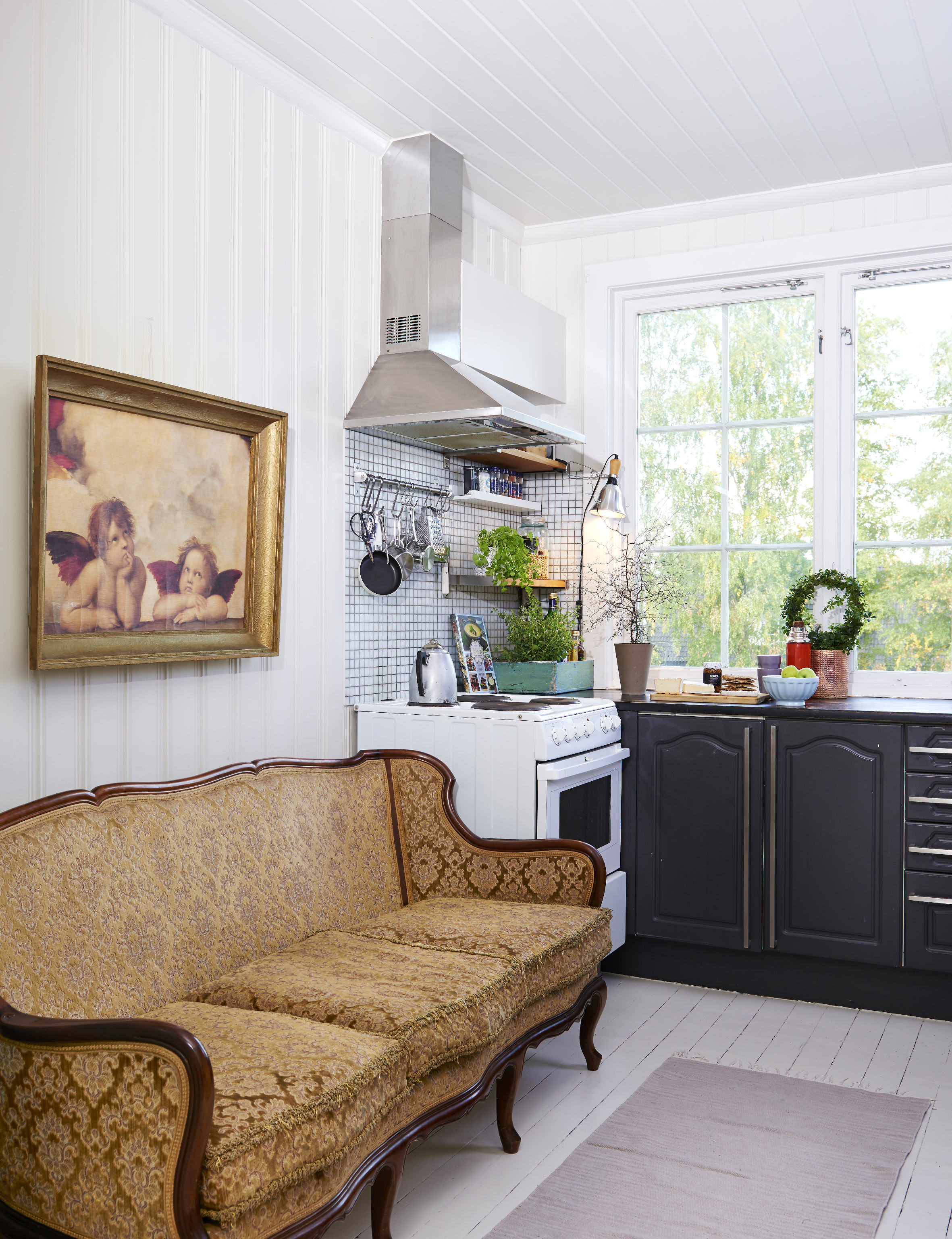 Flatvevd lilla passer fint med kjøkkenets gråfarger.