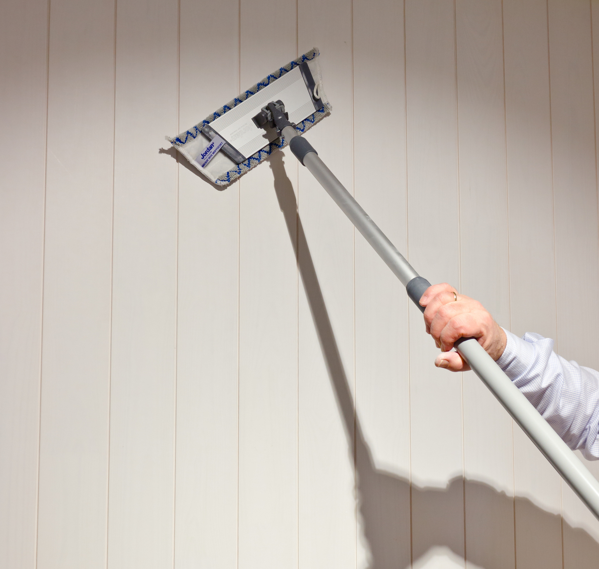 GODT GRUNNLAG: Et grundig forarbeid sikrer et godt resultat. Start alltid med å vaske og støvtørke det som skal males. (Foto: Chera Westman/ifi.no)