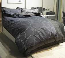 Dramatikk og stil på soverommet med sort sengetøy fra Nordisk Tekstil/Hang & Forco AS. Foto: Kristian Owren/ifi.no
