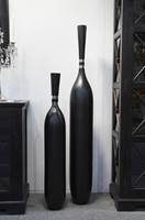 Det sorte og hvite er fortsatt en sterk trend. Her representert av møbler i mørkt tre og sorte høye vaser hos Casa Nova. Foto: Kristian Owren/ifi.no
