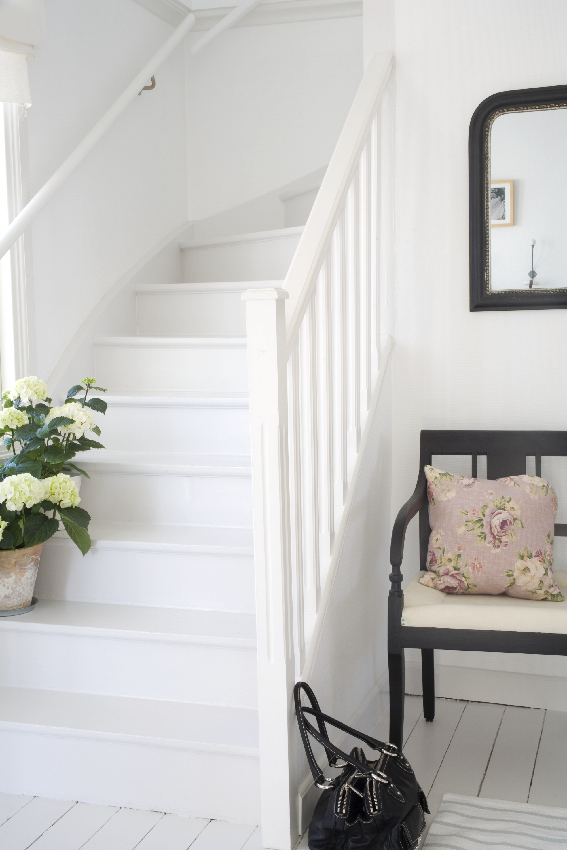 FLERE BRUKSOMRÅDER: Gulvmaling brukes også til å male trapper og gjerne også møbler og kjøkkeninnredninger. Foto: Beckers