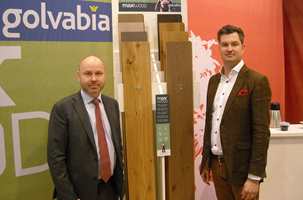 Roger Davidsson (t.v.) og Henrik Andersson demonstrerer den nye lengden i Golvabias Maxwood-plank
