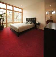 Rødt teppe på soverommet fra Golvabia.