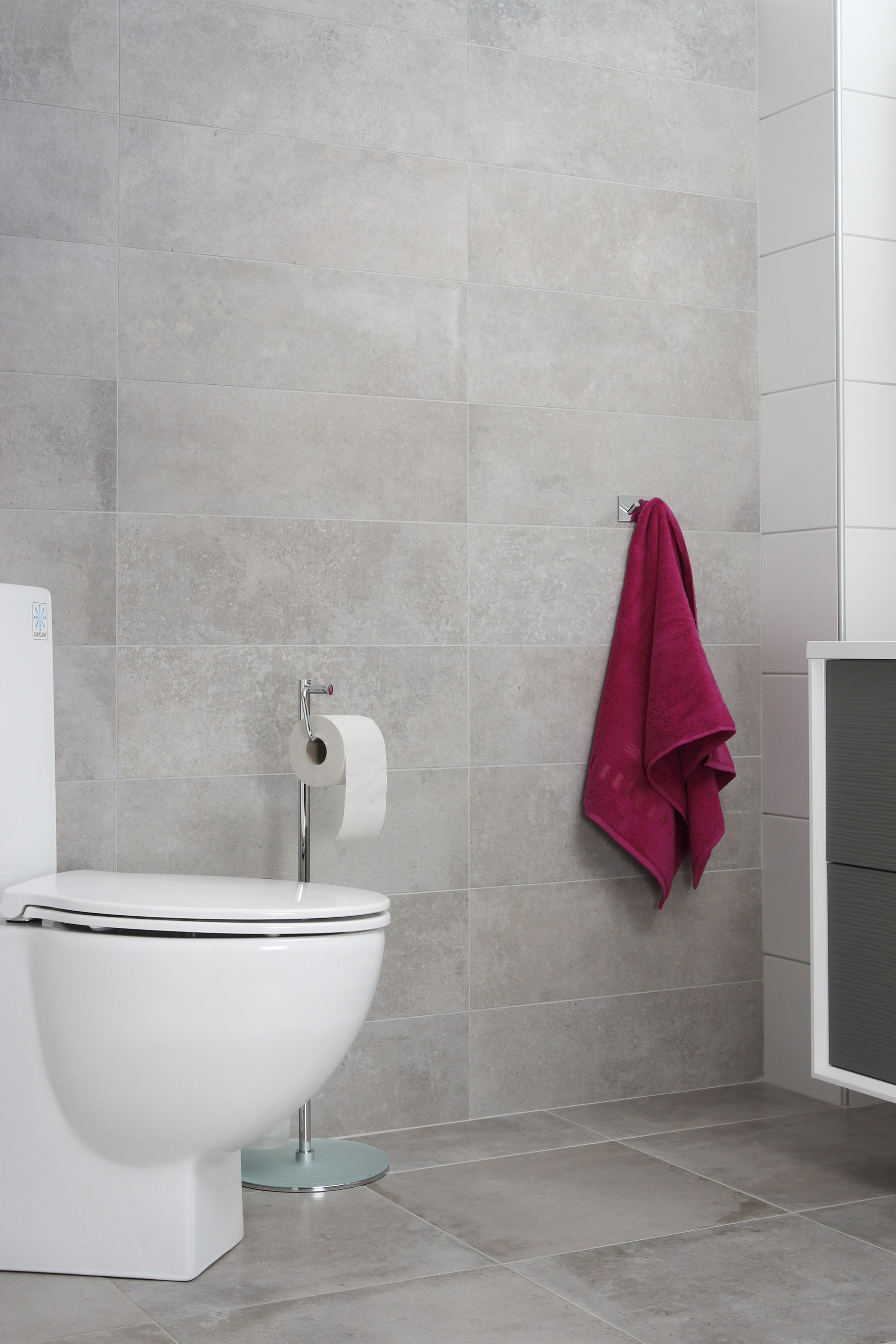 Det er en trend &aring; bruke fliser ogs&aring; p&aring; veggen &ndash; det gir en solid f&oslash;lelse, og det er lett &aring; vedlikeholde. (Foto: Golvabia)