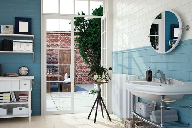 Her kan du tilføre veggene farge! Rene blåtoner passer fint på badet. Disse flisene kombinerer det moderne formatet 10x30, med tradisjonell struktur og eleganse. (Foto: Golvabia)